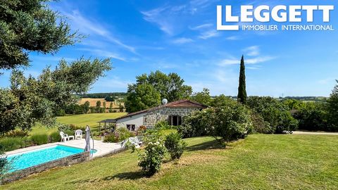 A30029GJP47 - Gunstig gelegen aan de rand van een dorpsdorp met basisvoorzieningen, restaurant en bar zal deze karaktervolle woning u bevallen. Panoramisch uitzicht, een goed aangelegde kleurrijke tuin, een ruim en onlangs gerenoveerd huis met 4 slaa...