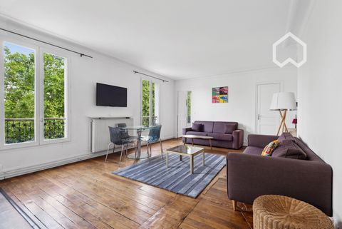 This delightful and charming 58 square meters , 1 Bedroom, apartment loft is located on quai de Jemmapes in the 10th arrondissement, with view of the Canal Saint Martin, situated on the 4 th French floor of a 20th century walk up building and it slee...