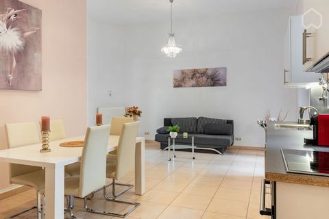 Luxuriöses BIG SIZE Apartment mit allem Notwendigen inklusive. In der Küche befindet sich ein neue Küche mit Töpfen, Pfannen, Geschirr, Besteck, Öl und die wichtigsten Gewürze. Ziehen Sie einfach ein und genießen Sie Ihren Aufenthalt in Duisburg. Per...