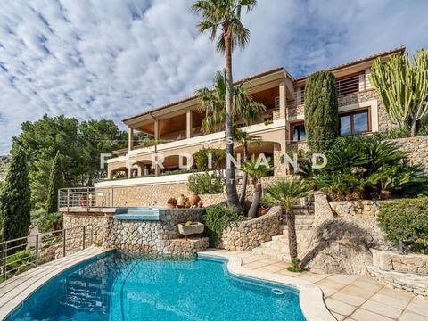 270 Degree Sea View Villa with Rental License, Do not miss the opportunity to visit this elegant rustic style villa with ETV rental license located high in the mountains, surrounded by nature, a few minutes from the beaches of Puerto Pollensa. The ho...