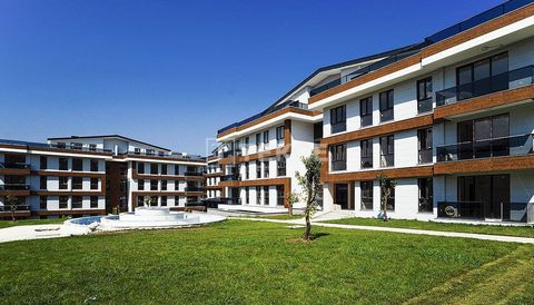 Appartementen in een Complex met Rijke Sociale Voorzieningen in Yalova, Çınarcık De nabijheid van Yalova tot de grote steden, de geschiktheid voor zomer- en wintertoerisme en de rustige ligging waar de zee en de natuur elkaar ontmoeten, maken het tot...