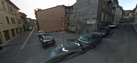 En plein centre de la Côte St André, à 2 pas des halles, terrain constructible servant de parking d'une superficie de 132 m2 environ. Possibilité d'y installer 7 places. À voir avec Mehdi-Alexandre Benessaiah (EI). Les informations sur les risques au...