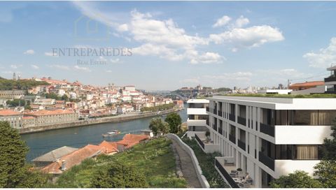 Luxury 4 bedroom Duplex house for sale, with garden/terrace of 146 m2, river view - Vila Nova de Gaia. House with 475 m2, consisting of two rooms, fully equipped kitchen, laundry, pantry, five bathrooms, three suites and a master suite with dressing ...