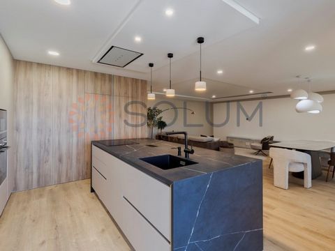 Duplex T3+1, on the 4th and 5th floor (top floor), under construction. Expected delivery: October 2024. Two balconies, a large L-shaped balcony with access from the living room and kitchen and the second in the bedrooms. On the lower floor are the li...