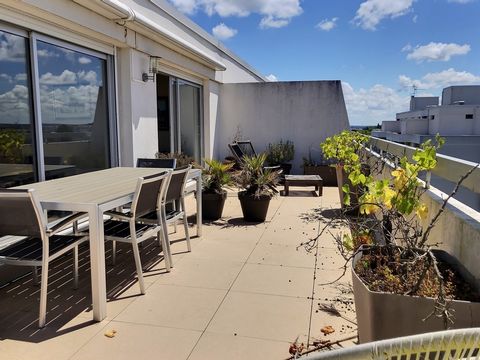 Magnifique vue dégagée pour ce dernier étage. Exposition plein SUD . Superbe T3 avec terrasse et parking. Entrée avec rangement , salon-séjour et cuisine donnant sur terrasse de 30m2 ( possiblité de créer une 2 ème chambre à la place du salon) , cham...