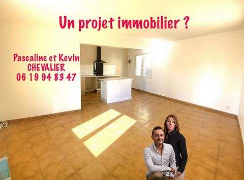 Pascaline et Kevin Chevalier vous proposent en exclusivité à la location : un charmant appartement T3 situé au premier et dernier étage dans le village de Saint-Mitre-les-Remparts. D'une surface de 60 m², cet appartement lumineux et calme se compose ...