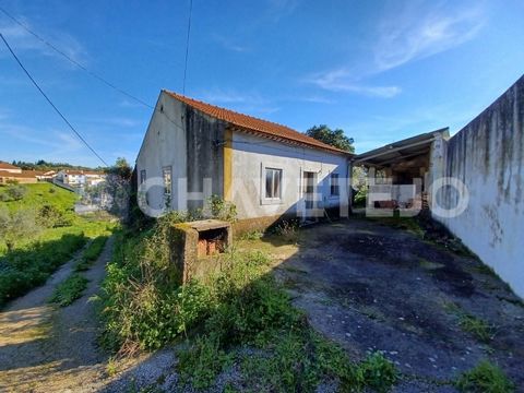 This charming, old single-storey house is located just 6.5 km from Tomar, a historic city known for its UNESCO World Heritage site, the Convent of Christ, and its rich cultural heritage. The property is in need of renovation and offers great potentia...