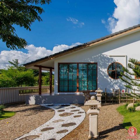 Entdecken Sie Ihr Traumhaus in Chiang Mai! Lanna Lakeview bietet eine unglaubliche Gelegenheit, ein Haus mit 3BR, 2BA mit atemberaubendem Blick auf die Berge und einer erstklassigen Lage am See zu besitzen. Dieses einstöckige Haus im japanischen Stil...