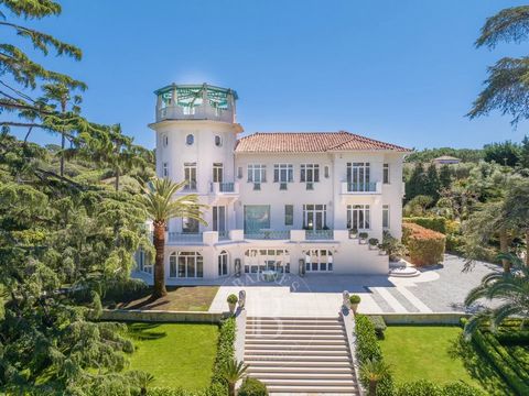 Cap d’Antibes: Located in the heart of Cap d'Antibes, a few minutes walk from the beach and all commodities, this set of 3 exceptional and completely renovated properties is located on a park of more than one hectare. The main villa built on 3 levels...