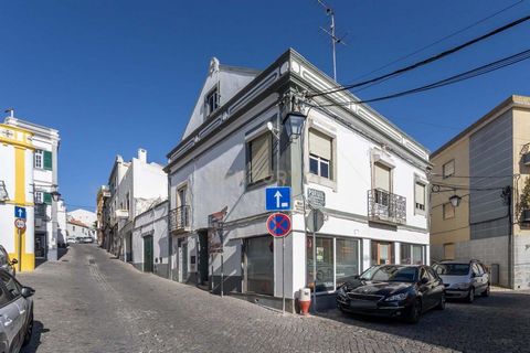 **Moradia em Banda no Centro Histórico de Palmela - Oportunidade Única!** Descubra esta encantadora moradia pré-remodelada, localizada no coração do centro histórico de Palmela. Com uma área bruta de 105m² e 83 m² úteis, esta propriedade é perfeita p...