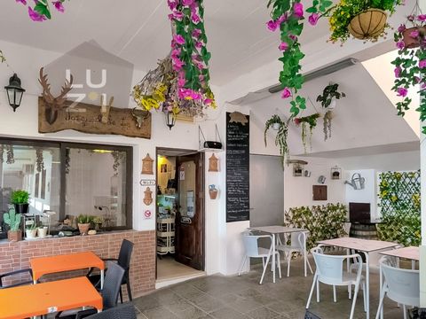 Luzi Homes apresenta, Restaurante e Bar na Praia da Luz, com negócio a funcionar. Localizado na base de um prédio a curta distância a pé da praia, junto a cafés, bares e supermercados. Oferece uma sala com espaço para várias mesas e lugares em pé e t...