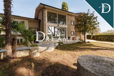 Moderna e luminosa villa con giardino, a pochi minuti a piedi dal centro storico di Montecatini, a pochi chilometri da Pistoia e dalla sorgente curativa delle rinomate terme. La proprietà di 500 mq circa, con 3 camere e 4 bagni, è stata ristrutturata...