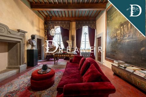 Luxurious apartment for sale in the heart of Cortona, located on the main floor of a Renaissance palace enriched by decorations by illustrious artists such as Luca Signorelli and Pietro Berrettini, who contributed to its baroque style. With its 646 s...