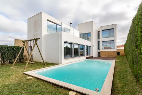 Fantástica Moradia T3+2 em Santo Isidoro, com Vista Mar A 3 km da Ericeira Descubra esta moradia moderna e diferenciada, com agradável jardim e uma piscina de aproximadamente 50 m². Localizada a pouco mais de 1 km do mar, perto das praias de Ribeira ...