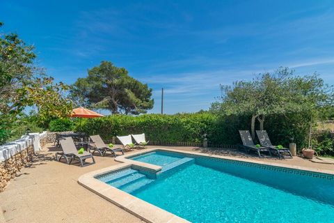 Los exteriores de la casa, construidos con el estilo típico de Menorca, ofrecen todo lo necesario para disfrutar de un merecido descanso. En la terraza encontrará una piscina de cloro privada que mide 8.3x4m y tiene una profundidad de entre 0.40 y 1....