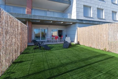 Los exteriores son fabulosos gracias a la grande piscina de cloro compartida de 30 x 15m con una profundidad de 0.5 hasta 1.90; también dispone de una piscina infantil de 0.5 m de profundidad. Relájese en la terraza equipada con una mesa y 4 sillas p...