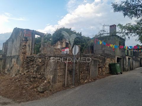 Moradia em estado de Ruínas, localizada em Casal Novo, Condeixa-a-Velha e a cerca de 4 Km do centro da Vila de Condeixa-a-Nova. O lote de terreno tem uma área total de 206 m2, com 120 m2 de implantação do edifício, 160 m2 de área bruta de construção ...
