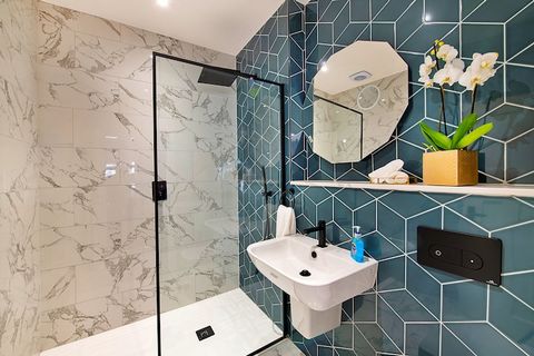 Dieses ferienhaus in Nottingham mit 6 Schlafzimmer und hat eine Kapazität für 12 personen. Unterkunft Unterkunft hat 220 m². Die Unterkunft befindet sich 0 m von der Stadt (Stadtzentrum) 