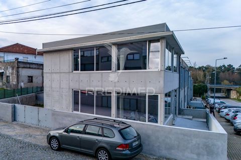 Armazém 345 M2 para serviços, comercio e indústria Ferreiros, Braga   Lote de gaveto com 305 M2  Cave, R/C e 1º andar 145 M2 cada  Logradouro com 160 M2  Zona comercial e industrial Excelentes acessos ás principais artérias da cidade  Auto estradas A...
