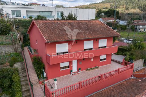 Moradia Individual T3 em Infias, Vizela – Conforto e Privacidade Apresentamos esta magnífica moradia individual em Infias, Vizela, com uma área bruta de habitação de 180 m², inserida num terreno de 452 m². Localizada numa zona privilegiada, oferece v...