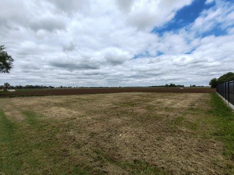 Imaginez ériger la maison de vos rêves sur ce beau terrain de 1170 m²