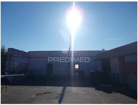 Escritório, com 103m², composto por duas divisões, arrumos e instalações sanitárias. Localizado em um pequeno aglomerado industrial/armazenagem, insere-se numa zona residencial de primeira habitação, rodeada essencialmente por moradias unifamiliares ...