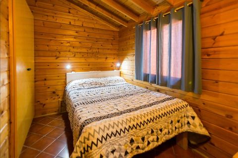Los bungalows se encuentran en un camping pequeño y agradable, con una ubicación tranquila, parcialmente a la sombra de los árboles. Estos bungalows cuentan con dos dormitorios. Tienen una superficie de 36 m², están totalmente equipados y son ideales...