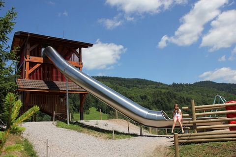Ce chalet indépendant, à l'atmosphère chaleureuse, peut accueillir 8 personnes, ce qui le rend idéal pour deux couples avec enfants. Magnifiquement entretenu, il est décoré dans un style régional charmant. Les animaux de compagnie sont acceptés moyen...