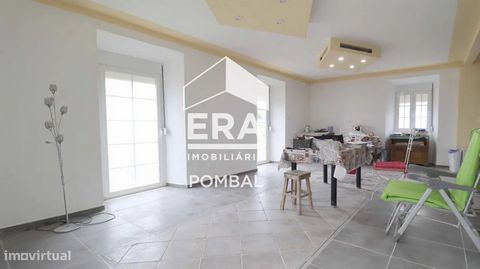 Situada na tranquila localidade do Sobral, no concelho de Santarém, esta moradia T4 oferece uma excelente oportunidade para quem procura o equilíbrio entre a vida no campo e o conforto moderno. Atualmente em processo de reconstrução, a habitação está...