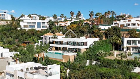 Welcome to a true gem in the heart of La Alquería, Benahavís — an exquisitely designed villa where modern elegance meets breathtaking natural beauty. Spanning an impressive 624 m² of built area on a generous 1,263 m² plot, the villa showcases unparal...
