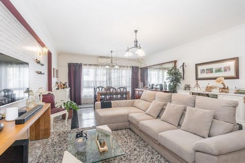 T3 / Massamá Norte / 151m² / Excelente exposição solar / ArrecadaçãoEste apartamento dispõe de uma ampla sala com 35m², cozinha com cerca de 17m², destaca-se pelas dimensões generosas de todas as divisões, e pela exposição solar Nascente-Poente. Com ...