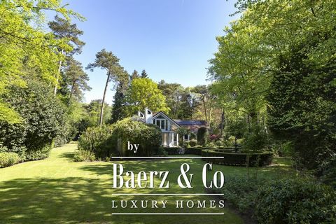 Heerlijk wonen in Oisterwijk! Aan de prachtige bossen van Oisterwijk ligt deze charmante villa met zwembad op een royaal perceel van 5.122 m2. Deze luxueuze villa biedt een uitzicht over de omliggende bosrijke omgeving. Hier woont u in absolute rust,...