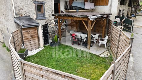 Located in a peaceful village, this large terraced house on one side of 143 m2 of flooring, recently renovated, spreads over two floors and four levels, offering beautiful volumes and excellent living comfort. The basement houses three cellars, two o...