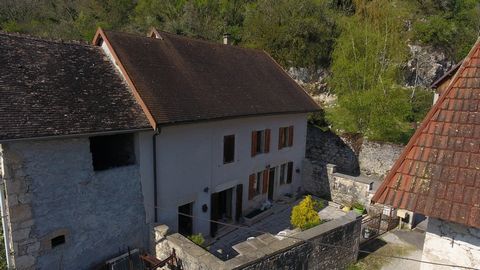 Maison à vendre 5 pièces LAVOURS (01) de 142 m² et 2 granges