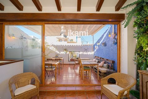IKAMI ofrece este fantástica oportunidad, un local comercial con licencia de restaurante y compatibilidad con vivienda. Se puede hacer dos viviendas o negocio + vivienda. Son dos fincas unidas.Actualmenteel restaurante no está en activo y se entregar...