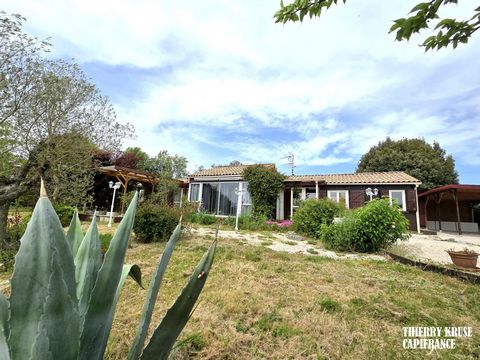 Chalet en bois de plain-pied, 103 m², quatre pièces avec terrasse, abri, cabanons, sur une parcelle arborée de 2771 m².Vue imprenable sur lac et les pyrénées, au calme, proximité toute commodité