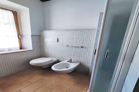 Questa splendida residenza nella rinomata regione turistica della Toscana è dotata di terrazza privata e accesso alle piscine in comune. È molto adatta per le vacanze con la famiglia e gli amici.La casa vacanze si trova a 2,5 km dal centro di Gambass...