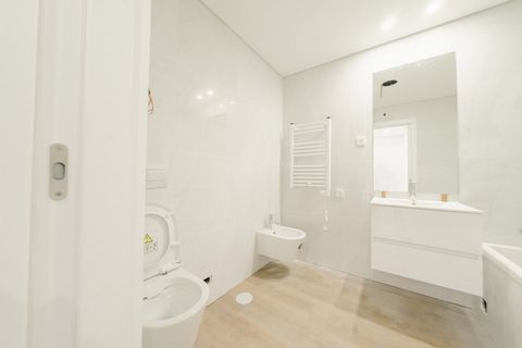 Apartamento em construção, cuja conclusão está prevista para o próximo ano, excelente oportunidade de investimento ou para habitação própria. Situado em zona tranquila e privilegiada da Urbanização Serra de Carnaxide. Espaços bem distribuidos e acaba...