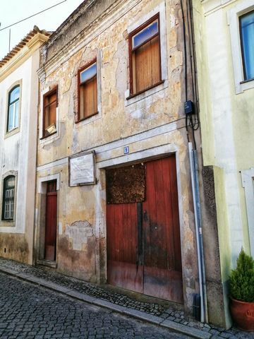 Prédio de 2 pisos, com 45 m² por piso (total de 90 m²), localizado em zona central, com elevado potencial de renovação e valorização. Características principais: 2 pisos com 45 m² cada (90 m² de área total) Vista desafogada para a serra de Monchique ...