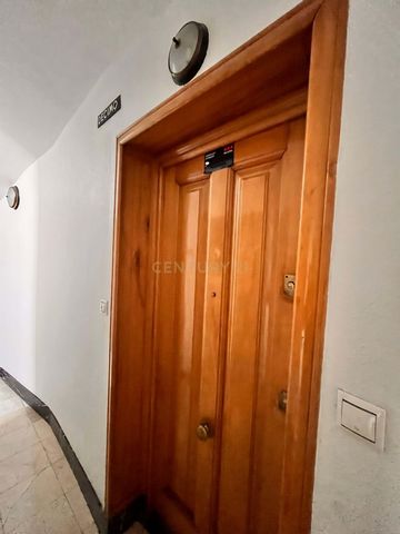 Descubre este encantador piso en la Comunitat Valenciana, situado en la vibrante ciudad de VILLENA. Con un precio atractivo de 123,000, esta propiedad de 98m² ofrece un gran potencial para aquellos que buscan un proyecto de recuperación en una ubicac...