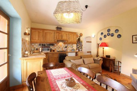The Maison de pays Fontchristianne is in the hamlet of the same name, under the Fort des Têtes, on the road of Izoard collar! It is located 2000 m from Serre Chevalier Briançon center, skislopes and ski lifts. Surface area : about 52 m². 2nd floor. O...