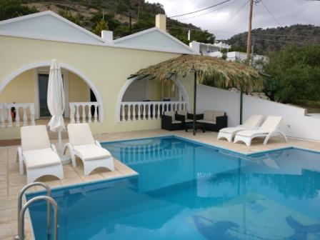 Achlia A lovely villa of 112m2 on a plot of 4000m2 with stunning mountains and sea views. The property consists of 4 rooms in total. It has 2 bedrooms, 2 bathroom and an open plan living area with kitchen. There is a nice veranda, a swimming pool, a ...