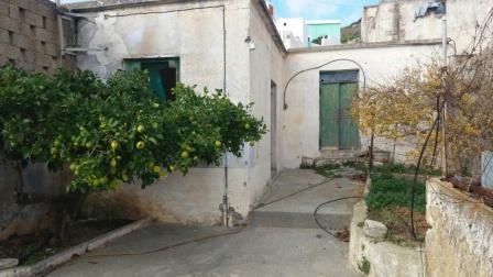 Ziros House of 90m2 for renovation at the end of the village Ziros. It is located on a plot of 190m2. The house consists of three rooms out of which one has a fire place and is in better condition and a stone stable with 2 rooms and a big courtyard. ...