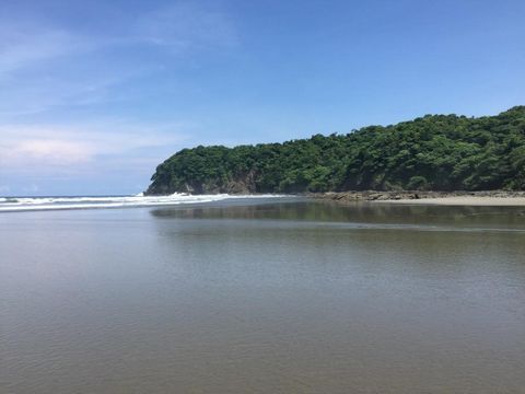 Solo una piccola percentuale di Beachfront Property in Costa Rica è intitolata alla linea di 50 metri, il che significa che possiedi la proprietà piuttosto che affittare. Questo rende la terra più preziosa. Situato alla fine di una spiaggia appartata...