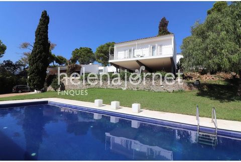 Maison exclusive avec piscine et un grand terrain dans une zone privilégiée de Vall-llobrega Maison d’une superficie de 800 m2, construite sur un terrain de 14 722 m2 à Vall-llobrega et construite par l’architecte Prats Marsó. L’entrée principale de ...