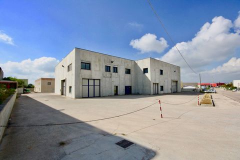 OLBIA, industrial area, close to the Causeway for sale Hall North towards Costa Smeralda with ample visibility was composed as follows: on the ground floor there is the main entrance reception/office area plus the logistics area of about 900 square m...