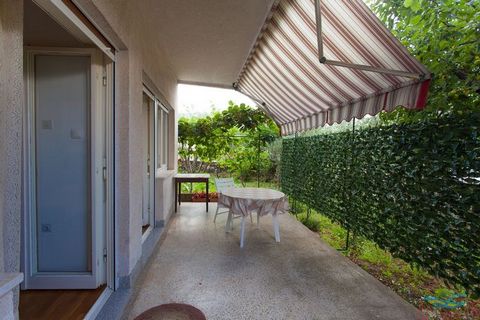 Este moderno apartamento en Malinska tiene 2 dormitorios y cuenta con una terraza de la azotea para sentarse y disfrutar de una divertida barbacoa. La propiedad puede alojar hasta 4 personas, lo que lo hace perfecto para una familia o parejas de vaca...