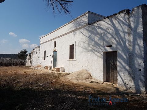 Farmhouse in the countryside of Ceglie Messapica for sale. The beautiful farm house is entirely in stone, and it is situated very close to the residential area and composed of 9 rooms with stars vaults and barrel vaults , there is also an ancient sta...