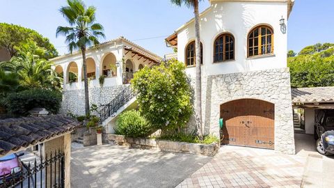 This charming villa with Mediterranean flair is located in a very quiet residential area in Paguera and yet only 1 minute away from the well-known boulevard Boulevard de Paguera. It is a 5-minute walk to the large, child-friendly Palmira beach.   Ori...