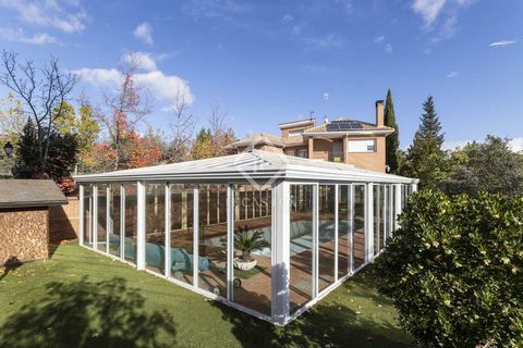 Lucas Fox Las Rozas is pleased to present this fantastic five-bedroom house with a garden, gym, heated pool and a beautiful wine cellar. This wonderful three-story house is located in the prestigious development of Molino de la Hoz, just 25 minutes f...